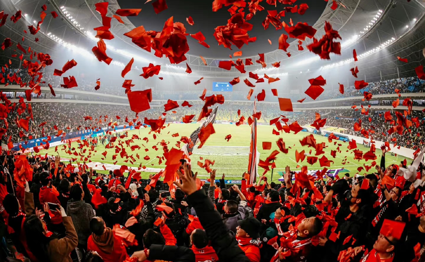 纷纷足球场上角逐激烈,球迷连连被震撼 纷纷足球场上角逐激烈,球迷连连被震撼