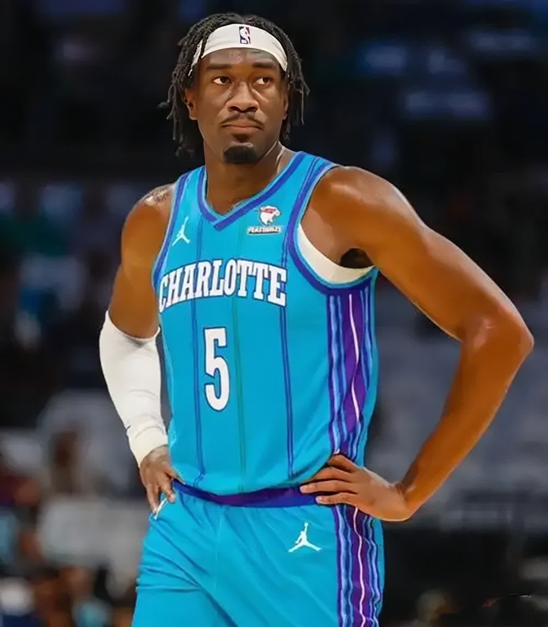 黄蜂签下新外援，加强内线实力备战季后赛的简单介绍