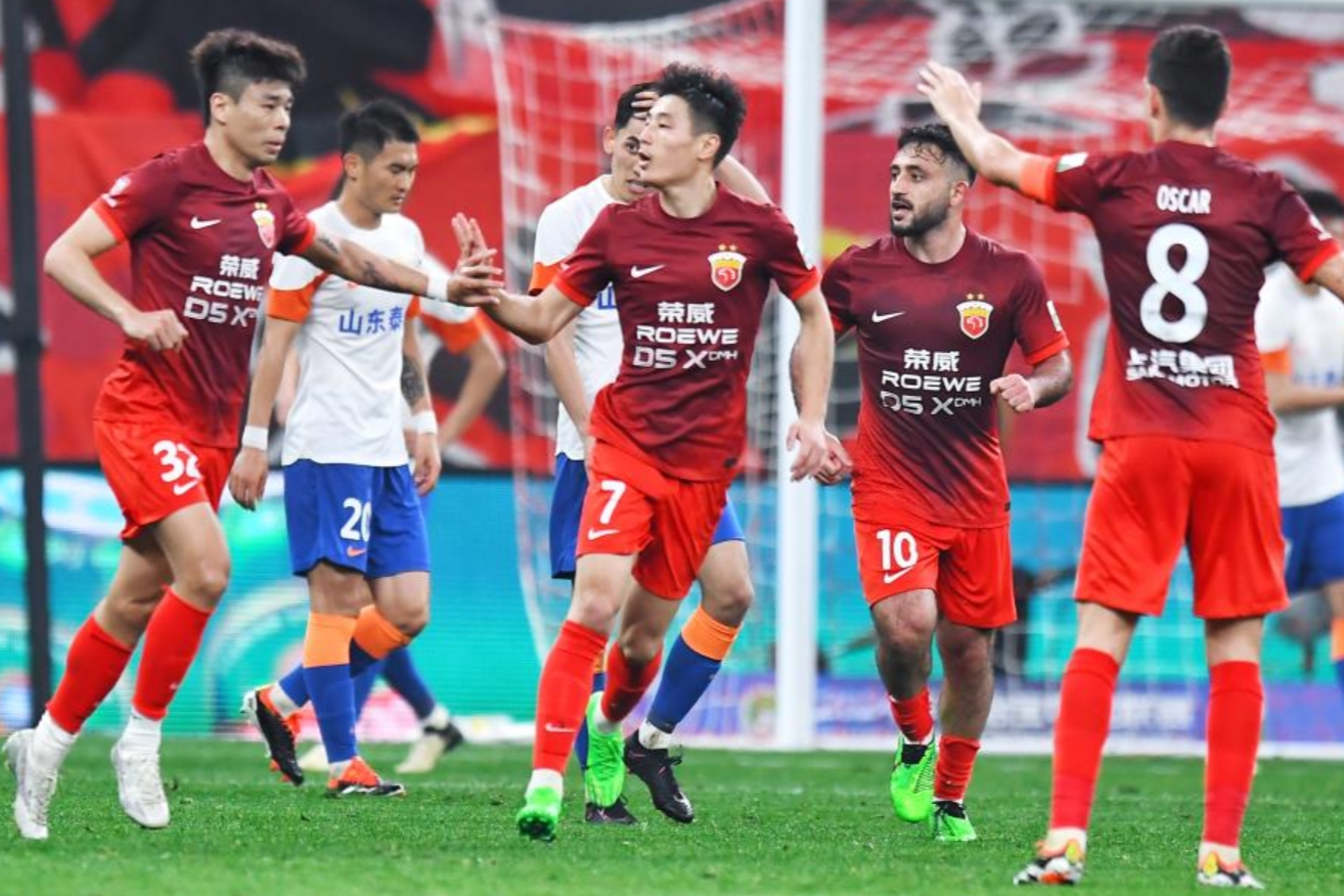 中超球员实力尽显，球场风云赛事争先(新浪体育中超联赛)