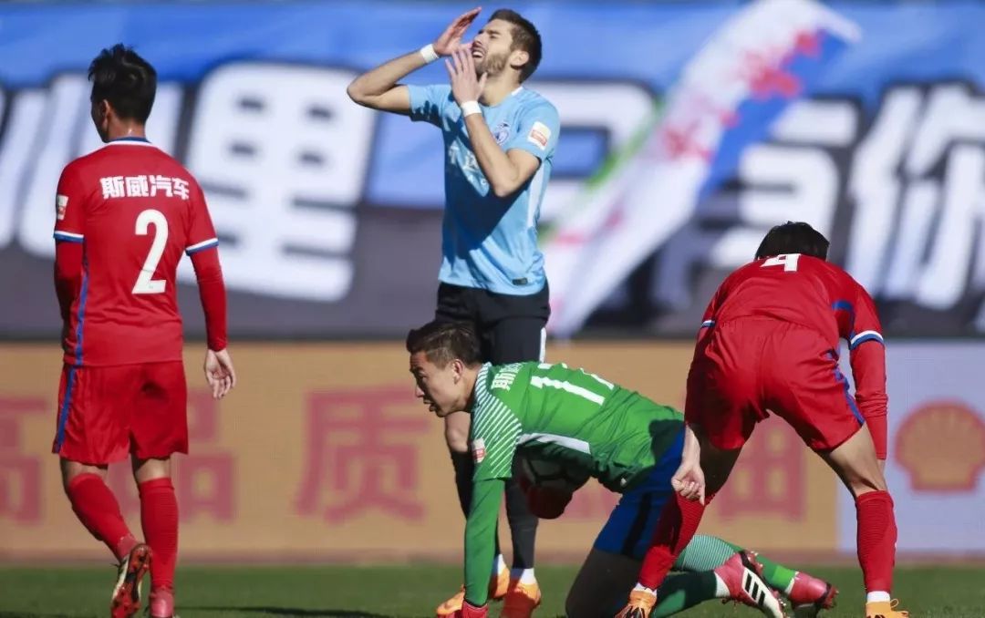 包含大连一方客场逼平广州恒大，硬仗结束的词条